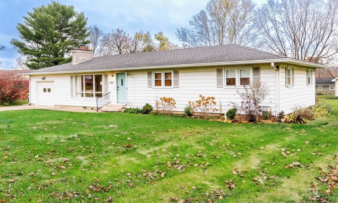 Bloomington Haus | Cozy, Roomy Ranch near IU Stadiums