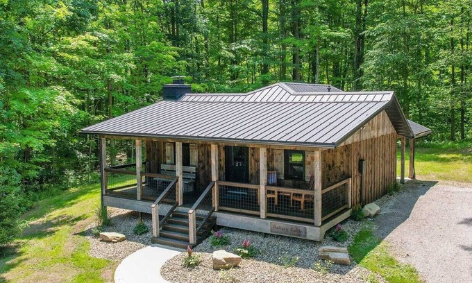 Madison Kabine | Cozy Rustic Cabin w/Hot Tub & Scenic Trails in Ohio’s Wine Country