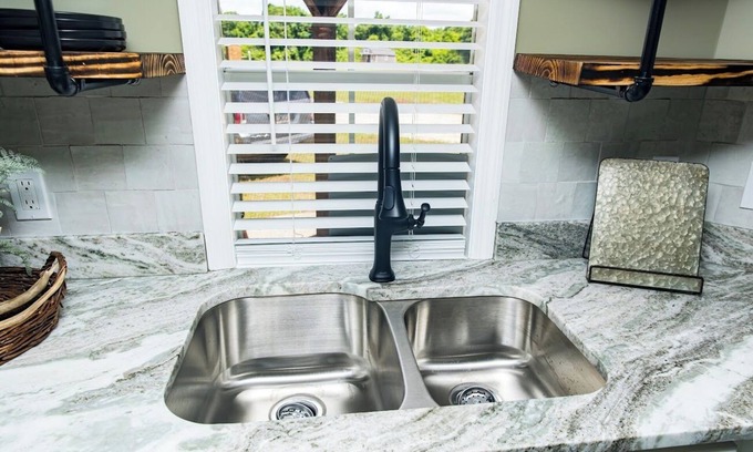 Blakely Kabine | Cozy Rustic Open Design Cabin with Fiber Internet/WiFi, AC in charming BlakelyGA