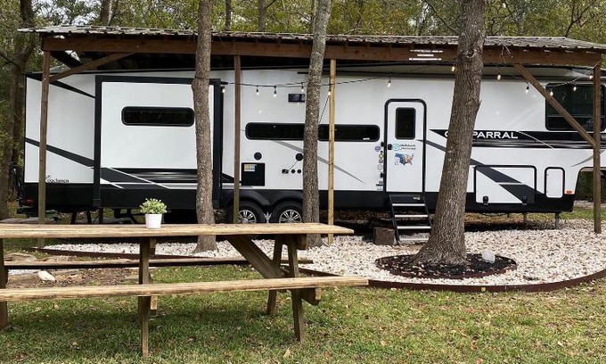 Willis Wohnung | Cozy RV Experience w/POOL+SPA Near Lake Conroe