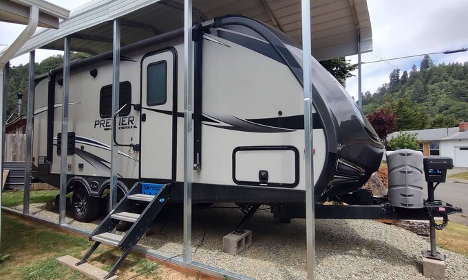 Klamath Haus | Cozy RV in Quaint Klamath with AC, WiFi, DISH network, fully hooked up.