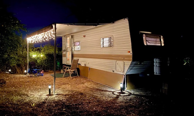 Peoria Heights Haus | Cozy RV in tranquil setting East Peoria with AC