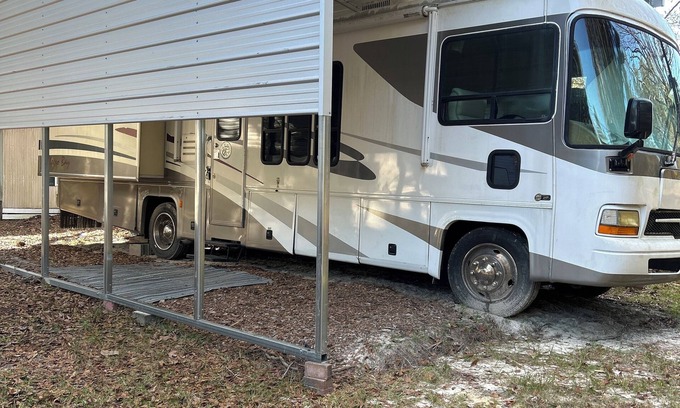 North West Florida Haus | Cozy RV on 40 acres with AC and Heat star link WiFi near Holmes creek.
