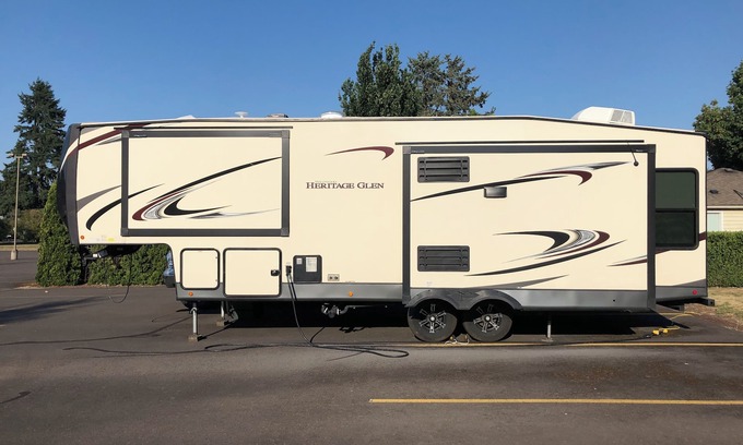 Cheyenne Haus | Cozy RV with 2 sleeping areas & WiFi, AC in Cheyenne or your favorite camp site.