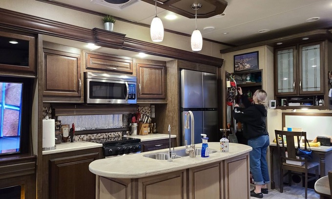 Deer Valley Haus | Cozy RV with WiFi and HVAC in Glendale/North Phoenix Luxury Fifth wheel camper