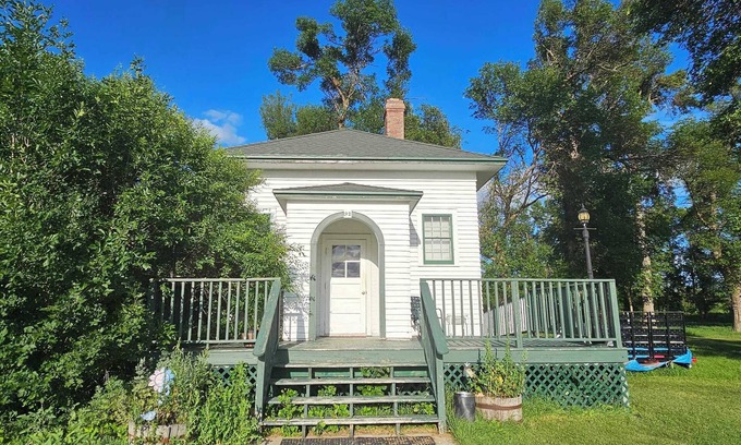 Barnes County Kabine | Cozy schoolhouse cabin in lovely Valley City with AC, WiFi, pet friendly.