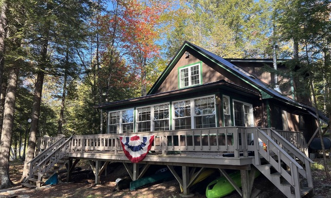 Bowerbank Hütte | Cozy Sebec Lake front cabin with dock and fire pit
