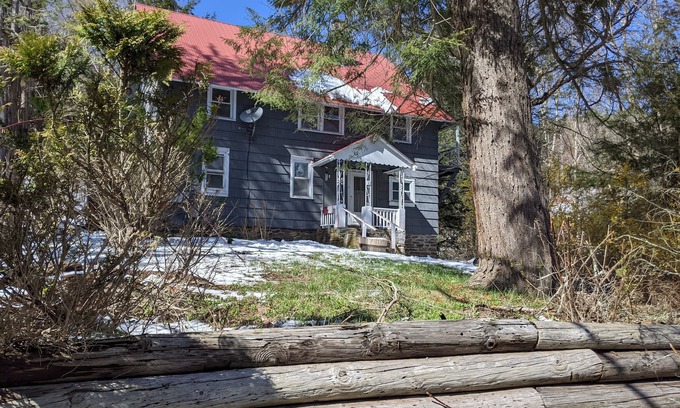 Fleischmanns Wohnung | Cozy Ski 2bd Apt. One mile from Belleayre Mountain.
