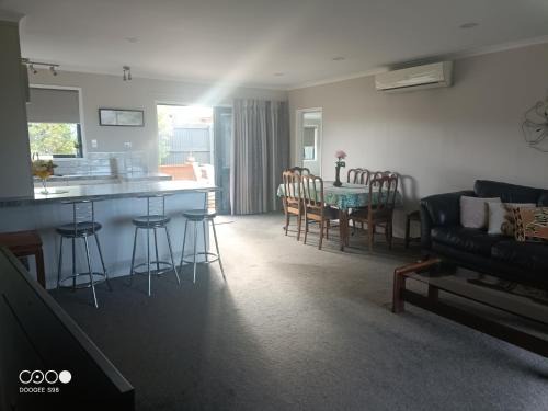 Westshore Haus | Cozy spacious estuary view three bedroom townhouse