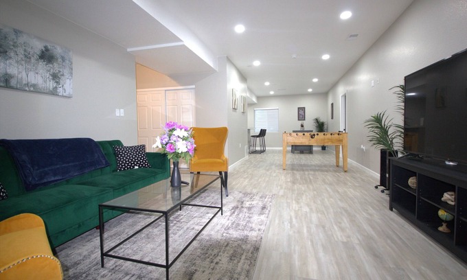 Aurora Haus | Brand-new Spacious Two-bedroom Basement Apartment in Tranquil Neighborhood!