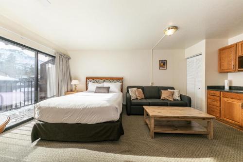 Truckee Haus | Cozy Studio #226 at Donner Lake Village
