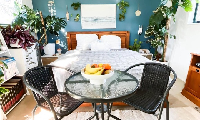 Tirohanga Wohnung | 5 min walk to beach. Bed & Breakfast in Self Contained Studio with Outdoor Bath