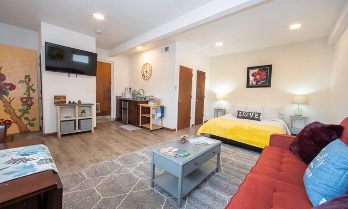 North Alameda Wohnung | Cozy Studio Close to Downtown and Red Rocks Fully Equipped for an Enjoyable Stay