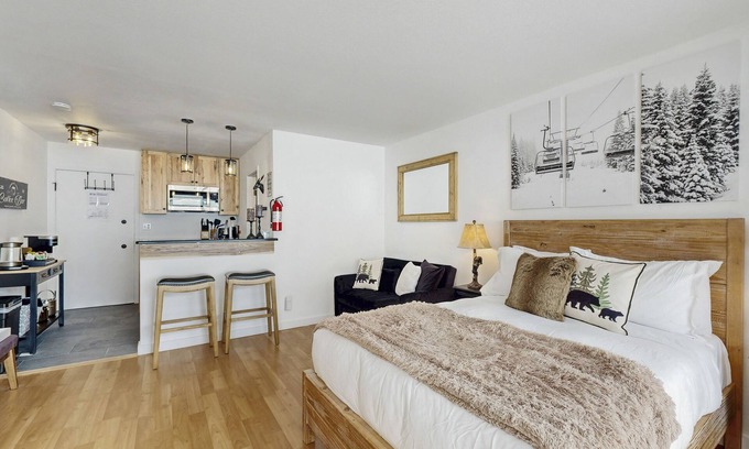 Truckee Wohnung | Cozy studio condo with kitchenette, deck, WiFi, & nearby activities