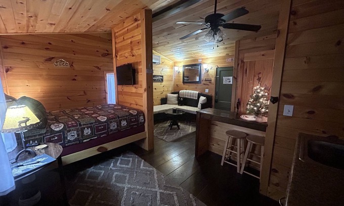 Dandridge Kabine | Cozy studio for two nestled on Lake Douglas near Gatlinburg and Pigeon Forge!