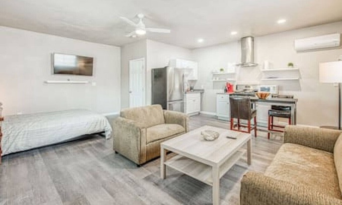 Raisin Haus | Cozy Studio in Fresno – Convenient & Comfy Stay