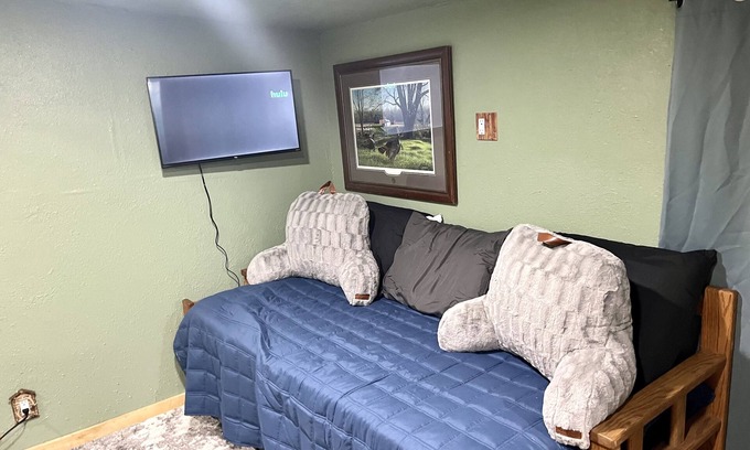 Southwest Bend Wohnung | Cozy studio in SW Bend- close to Old Mill Shopping and Mt Bachelor