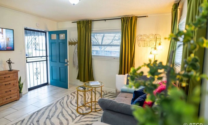 Whitehaven Haus | Cozy Studio near Graceland*Kitchenette*Freeparking