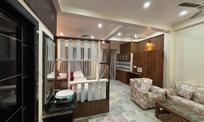 Varanasi Wohnung | Cozy studio room with 2 beds in central Banaras, Charming interior and furniture