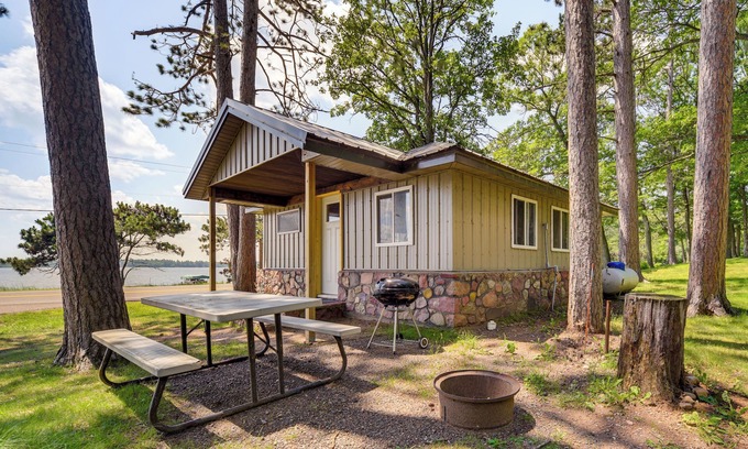 Stone Lake Wohnung | Cozy Studio w/ Community Docks in Stone Lake!