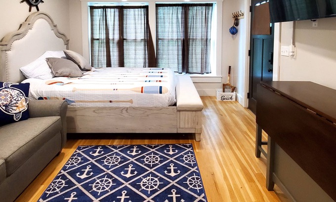 East Chop Wohnung | Cozy studio with free WiFi, private deck & kitchenette - walk to downtown