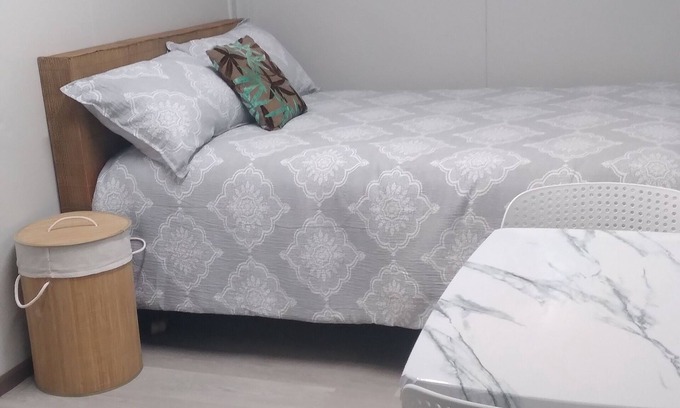Tanki Leendert Wohnung | Cozy studio with WiFi and AC in tranquil Noord