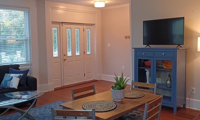 Anderson Township Wohnung | Cozy Suburban Nest! 20 minutes to Downtown & Clifton. Easily enjoy the City!
