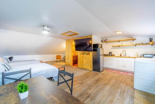 Mayfield Wohnung | Cozy Suite w Stunning Lake Views at Fife Lake Lodge