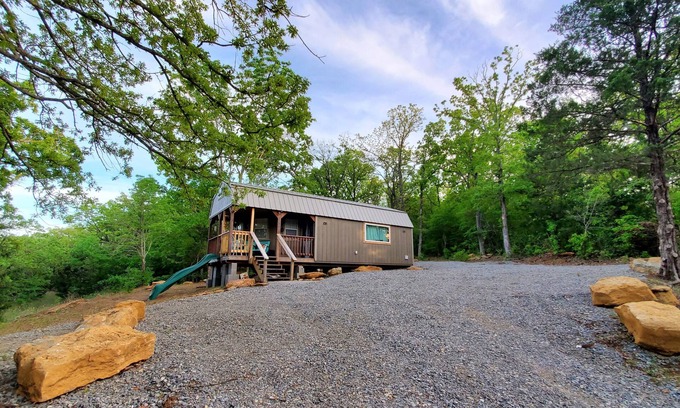 Mead Kabine | Cozy tiny cabin nested in the trees in a lake community, peaceful countryside.