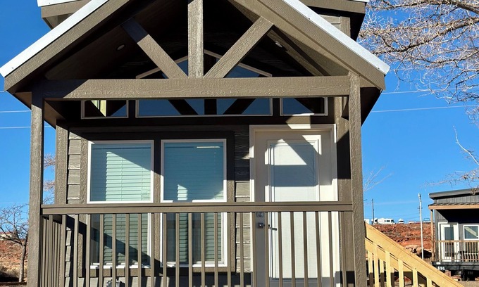 Page Kabine | Cozy Tiny Home King Room #16B