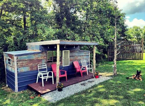 Jonesville Haus | Cozy Tiny House on Working Farm, for Fun Glamping Trips in Kentucky