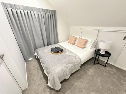 Auckland Haus | Cozy Top-Floor Stay with Private Bathrooms & Free Parking