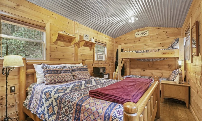 Ellijay Kabine | Cozy TRAIL's END tiny house style cabin at Mulberry Gap with AC, WiFi