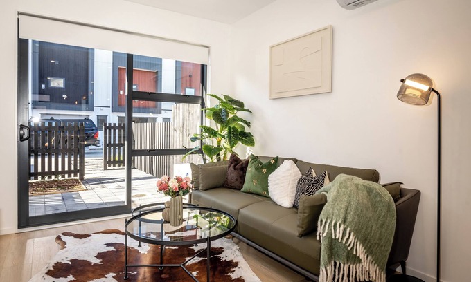 Flat Bush Haus | Cozy Two- Bedroom Townhouse with garden Unit 17