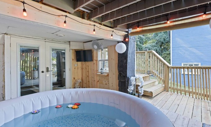 Homestead Wohnung | Cozy unique space in serene West Homestead with sauna and outdoor hot tub.