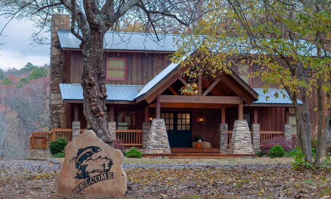 Wilburn Kabine | Cozy, upscale cabin with best view and fishing on the river!