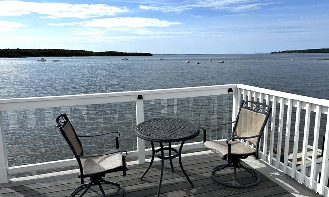 Wareham Center Hütte | Cozy Waterfront Cottage