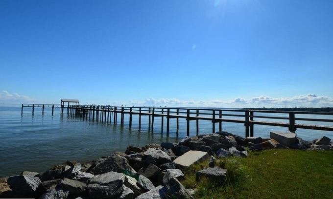 Cape Anne Hütte | Cozy waterfront remodeled beach cottage, just steps away from the Chesapeake Bay