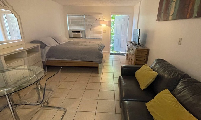 Riverside Park Wohnung | Cozy waterfront studio with full kitchen