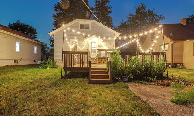 Westmont Haus | Cozy Westmont Home: Walk to Metra Station!