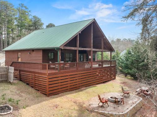 Flowery Branch Haus | Cozy Wood Cabin Retreat w Dock Deck & Views