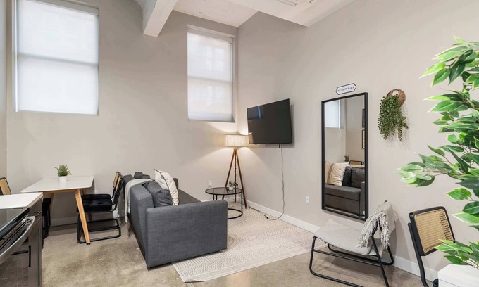 Downtown Cincinnati Wohnung | CozySuites Modern 1BR OTR District #03