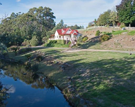 Grove Wohnung | CRABTREE RIVERFRONT COTTAGES 2 cottages EMILY & ELIZA COTTAGES Beautiful riverfront peaceful location RELAX & ENJOY