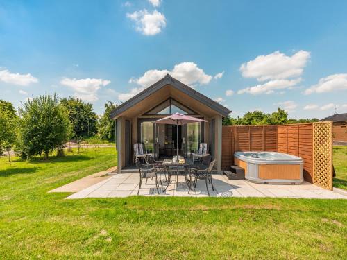East Woodyates Haus | Cranbourne Chase Stargazer - Ukc6914