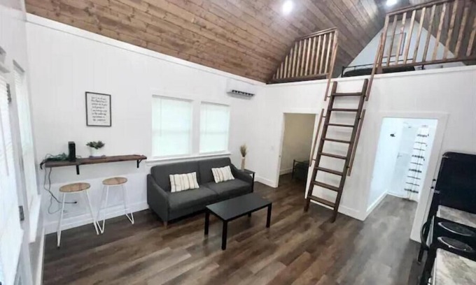 Groveoak Kabine | Crappie Tiny Cabin on Lake with Jumpy House