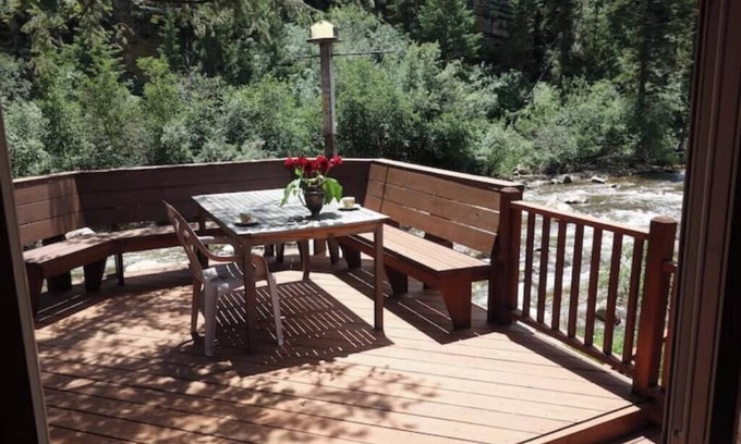 Drake Kabine | Create Memories at This Romantic Riverfront Cabin Near Estes Park