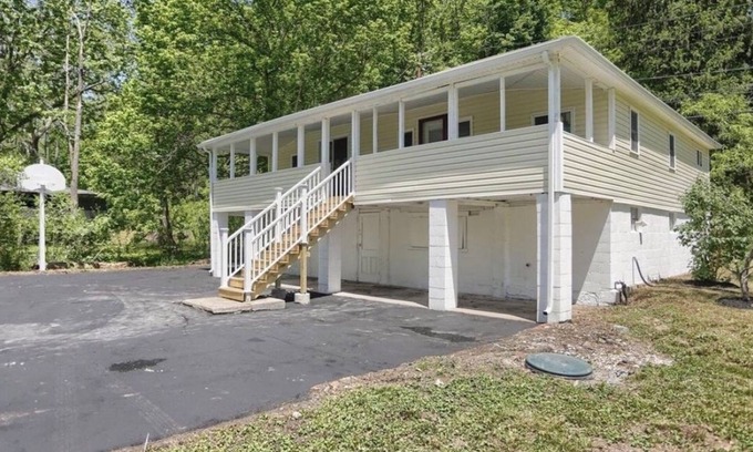 Mechanicsburg Hütte | Creek side cottage with awesome porch and fire pit