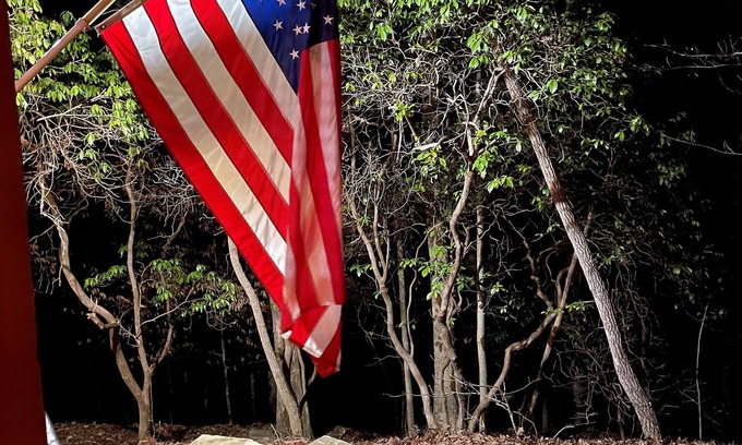 Ellijay Kabine | Creekfront Cabin with Waterfall. Hot Tub, Fire Pit, Gameroom, and more.