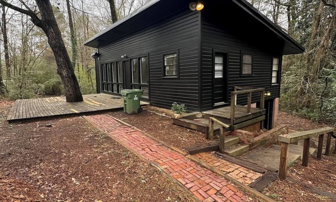 Ruston Haus | Creekside Cabin - 5 Mins From LA TECH & Sports Complex