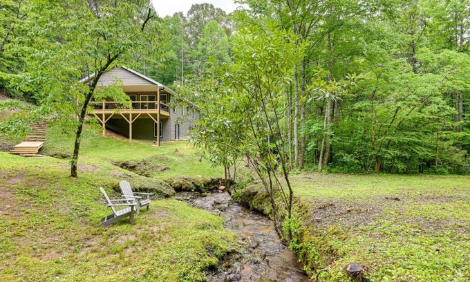 Franklin Haus | Creekside Cabin in Franklin about 8 Mi to Downtown!